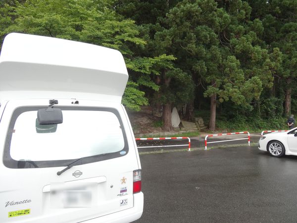 犬の宮猫の宮の杉並木の参道と停めた軽キャンピングカー