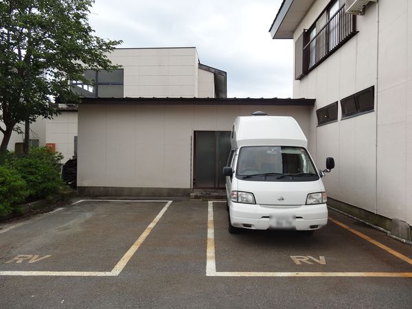 RVパークエビスヤの駐車スペースに停めた軽キャンピングカー