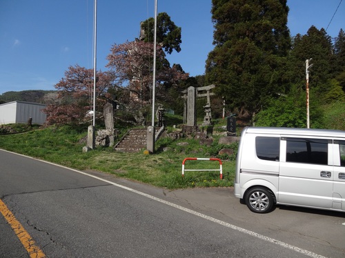 蓼科神社の境内と道路脇に停めた軽キャンピングカー