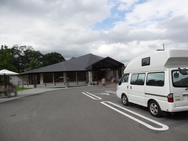 ウフウフガーデンの建物外観と駐車中の軽キャンピングカー